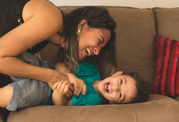 mignon petit garçon et sa mère - tickling photos et images de collection