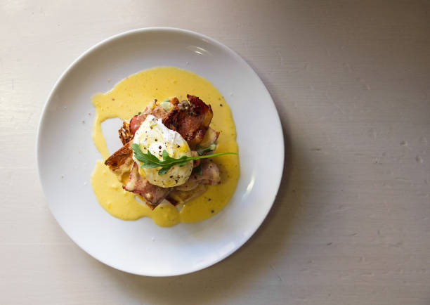 맛 있는 베이컨과 달걀 베네딕트의 상위 뷰 - hollandaise sauce 이미지 뉴스 사진 이미지
