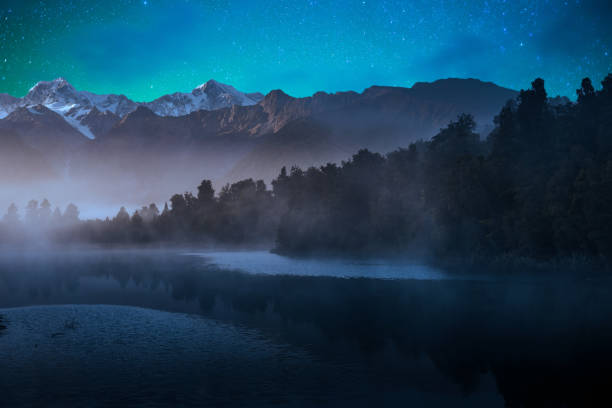 гора кук и озеро мэтисон новая зеландия с молочным путем - new zealand forest landscape mountain стоковые фото и изображения