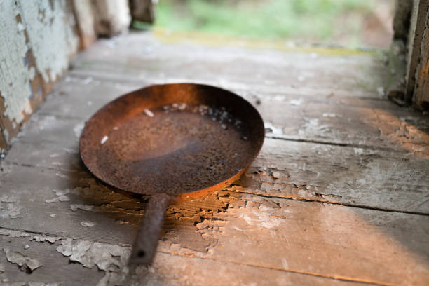 昔の台所の鉄古い錆びたフライパン - pan saucepan kitchen utensil isolated ストックフォトと画像