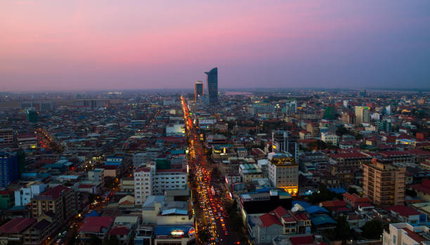 vistas de phnom penh no pôr do sol - phnom penh - fotografias e filmes do acervo