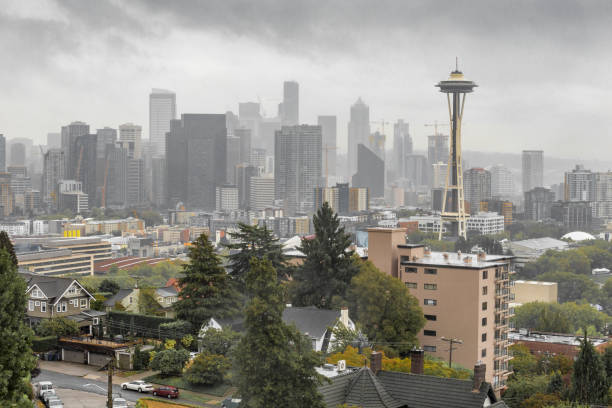 pochmurna panorama seattle z space needle - seattle skyline cityscape space needle zdjęcia i obrazy z banku zdjęć