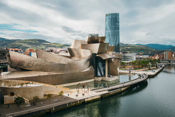 museo guggenheim de bilbao - frank o gehry fotografías e imágenes de stock