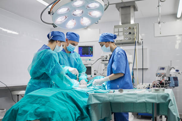 equipo de cirujanos en el quirófano de un hospital. - surgery emergency room hospital operating room fotografías e imágenes de stock