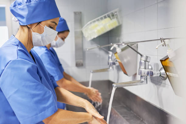 equipo de cirujanos en el quirófano de un hospital. - scrubbing up fotografías e imágenes de stock