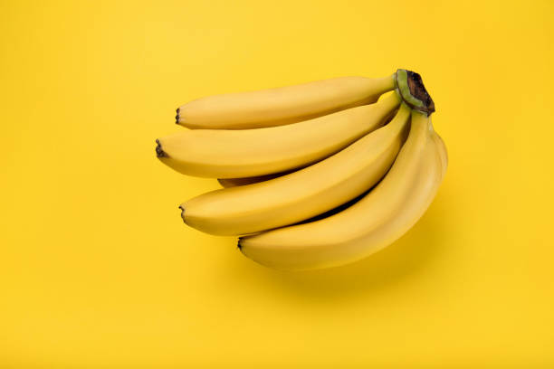 黄色の分離された新鮮な熟したバナナの束のクローズ アップ ビュー - banana bunch yellow healthy lifestyle ストックフォトと画像