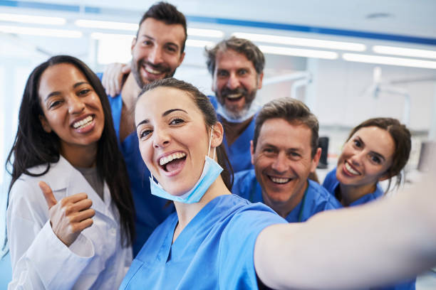 studio dentista a barcellona. ritratto degli operatori sanitari. - healthcare and medicine smiling group of people lab coat foto e immagini stock