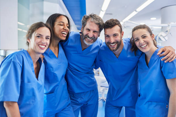 dentiste à barcelone. portrait du personnel médical. - dental assistent photos et images de collection