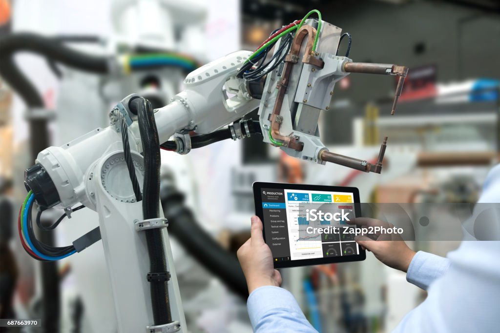 손을 태블릿, 태블릿의 실시간 모니터링 시스템 응용 프로그램으로 산업 스마트 공장에서 무거운 자동화 로봇 팔 기계를 사용 하 여 엔지니어. 산업 4 iot 개념. - 로열티 프리 컴퓨터 보조 생산 스톡 사진