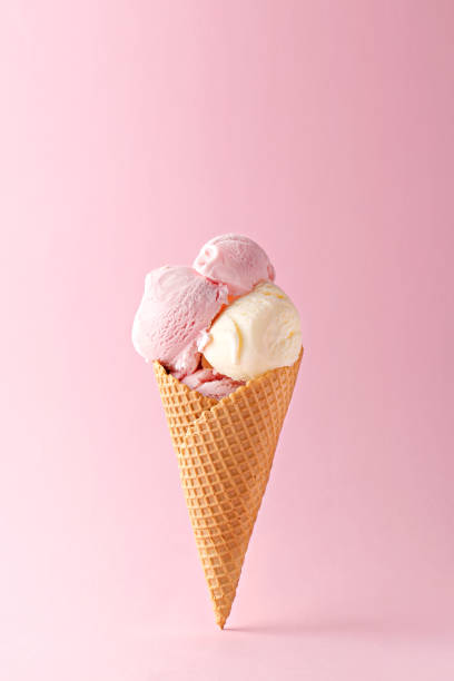 helado cono sabores vainillas y fresales sobre fondo rosa. copia espacio - ice cream cone fotografías e imágenes de stock