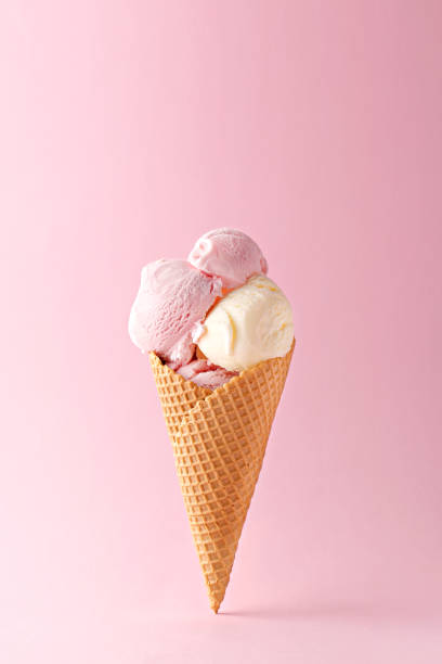 아이스크림 콘 바닐라 그리고 분홍색 바탕에 딸기 맛. 공간 복사 - ice cream cone 뉴스 사진 이미지