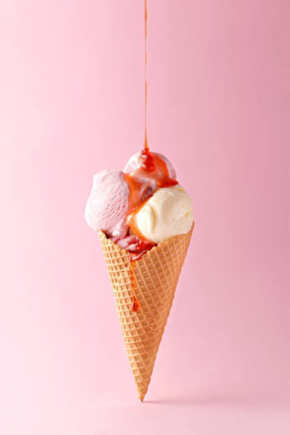 eis mit erdbeer-topping auf einem rosa hintergrund. textfreiraum - ice cream cone stock-fotos und bilder