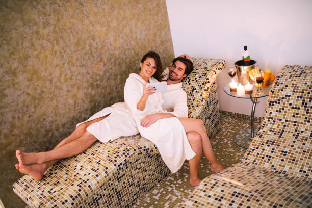 para w szlafrokach biorąc selfie w uzdrowisku - bathrobe health spa spa treatment couple zdjęcia i obrazy z banku zdjęć