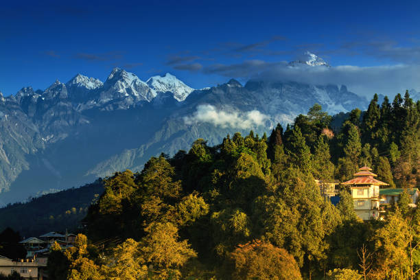 chaîne de montagnes de l’himalaya à ravangla, sikkim - sikkim photos et images de collection