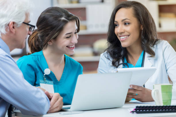 medico fiducioso discute qualcosa durante la riunione del personale - trainee computer medical student student foto e immagini stock