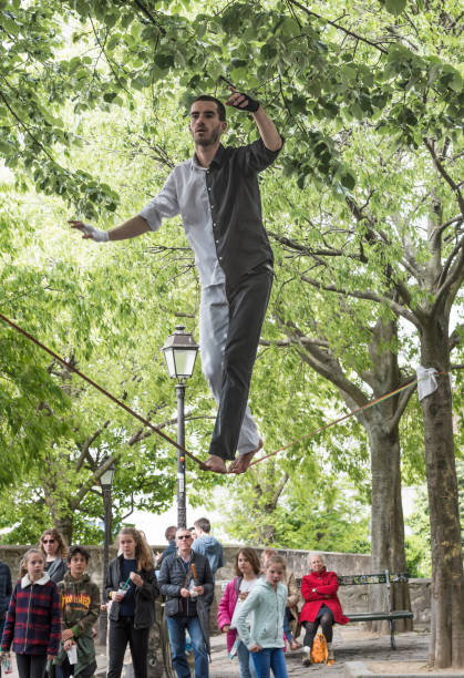 equilibrista executa no basílica sakre - coeur de montmartre - tightrope walking circus skill - fotografias e filmes do acervo