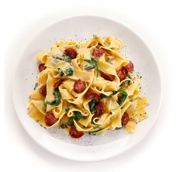 паста со шпинатом и сосисками - dishware pasta tagliatelle beef стоковые фото и изображения