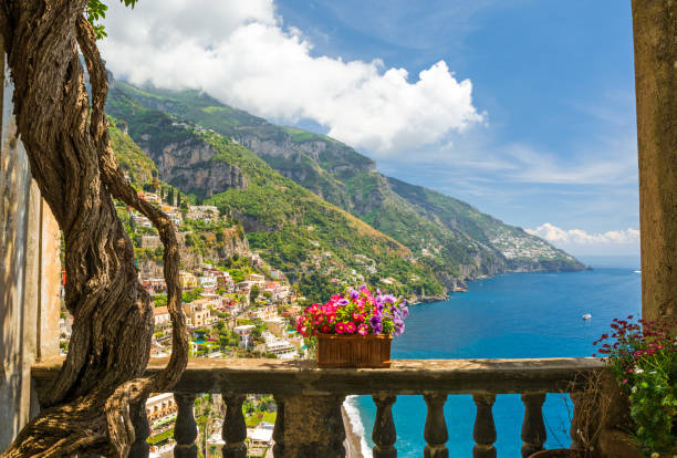 schöne aussicht auf die stadt von positano aus antiken terrasse mit blumen - balkon fotos stock-fotos und bilder