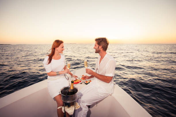 couple aime bateau coucher de soleil - ciel romantique photos et images de collection