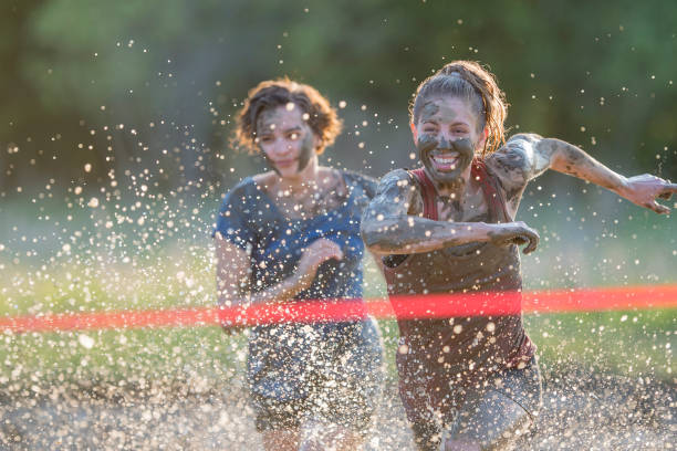 célébrant une victoire - mud run photos et images de collection