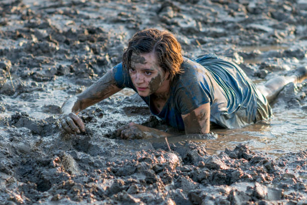 jeune femme dans la boue run - mud run photos et images de collection