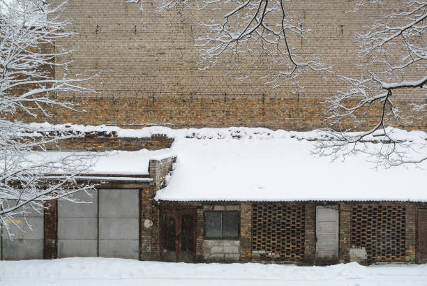 寒さ、冷ややかな冬の古い納屋レンガの壁 - latvia rural scene winter brick ストックフォトと画像