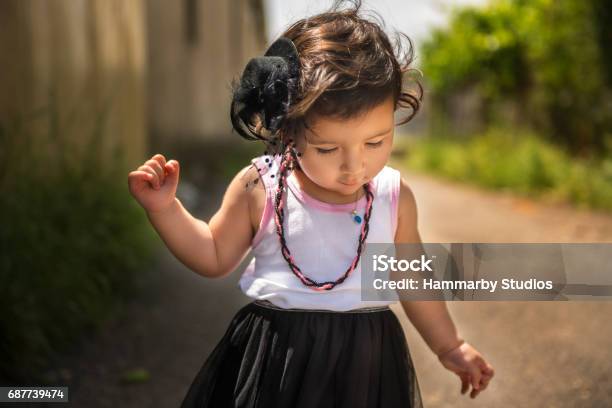 Retrato De Niña Bien Vestida En El Camino Foto de stock y más banco de imágenes de 12-17 meses - 12-17 meses, 12-23 meses, A la moda - iStock Retrato De Niña Bien Vestida En El Camino Foto de stock y más banco de imágenes de 12-17 meses - 12-17 meses, 12-23 meses, A la moda - iStock