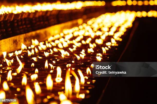 Viele Kerzen Flammen Im Dunkeln Leuchtend Stockfoto und mehr Bilder von Begräbnis - Begräbnis, Hinduismus, Beten