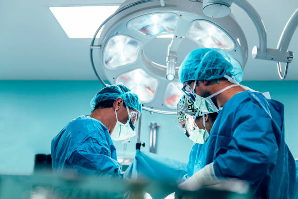 оперативная группа хирургов. - operating room стоковые фото и изображения