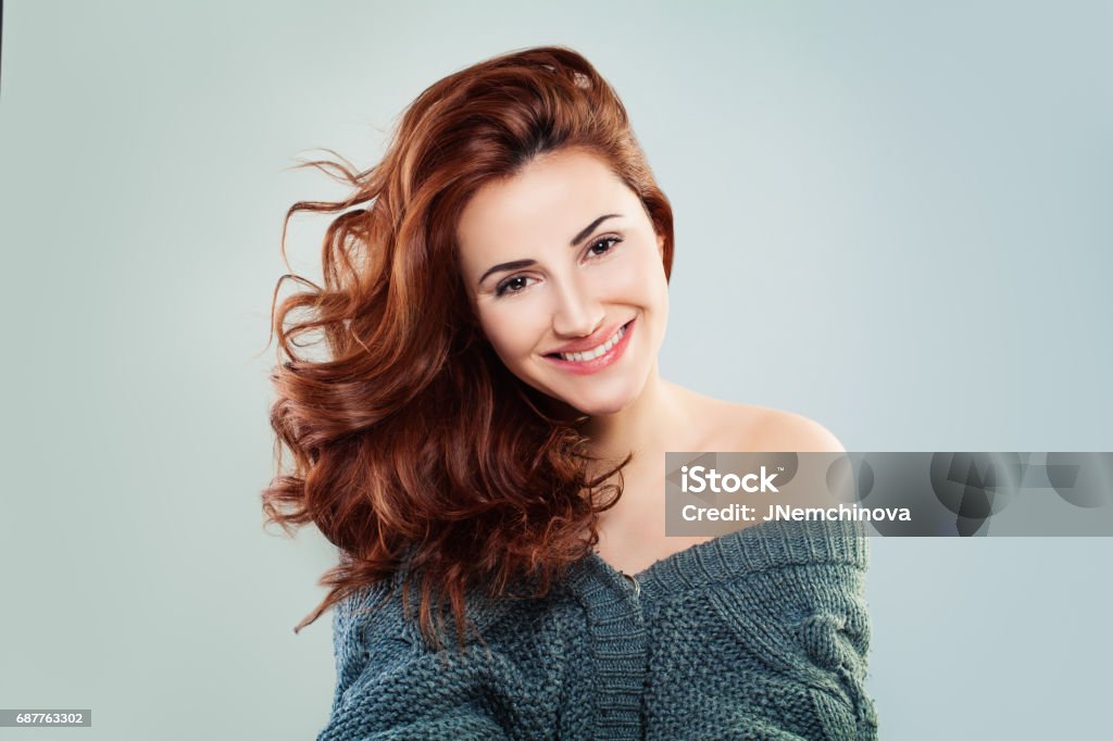 Redhead Donna Modella Sorridente. Bella ragazza su sfondo grigio - Foto stock royalty-free di Capelli rossi