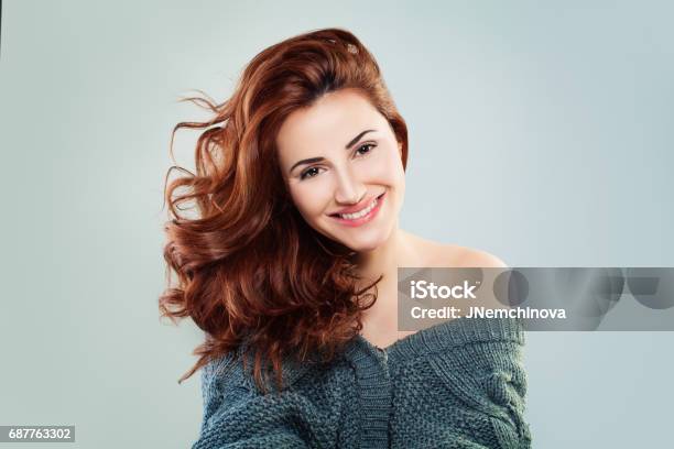 Redhead Donna Modella Sorridente Bella Ragazza Su Sfondo Grigio - Fotografie stock e altre immagini di Capelli rossi