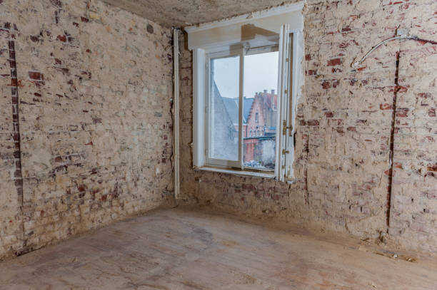 istock Demolition and renovation work in an old apartment 687764058