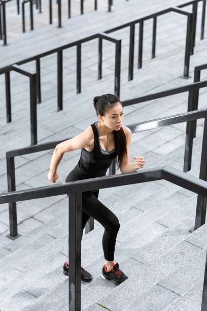 atletyczna młoda fitness kobieta w treningu odzieży sportowej na stadionie schodów - stadium empty seat women zdjęcia i obrazy z banku zdjęć