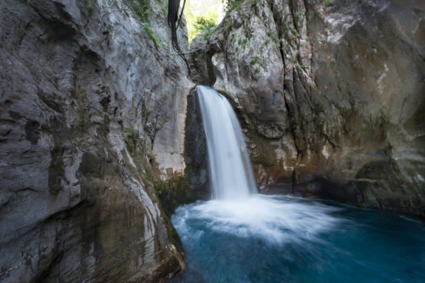 водопад в горном каньоне кападере в турции - waterfall antalya turkey forest стоковые фото и изображения