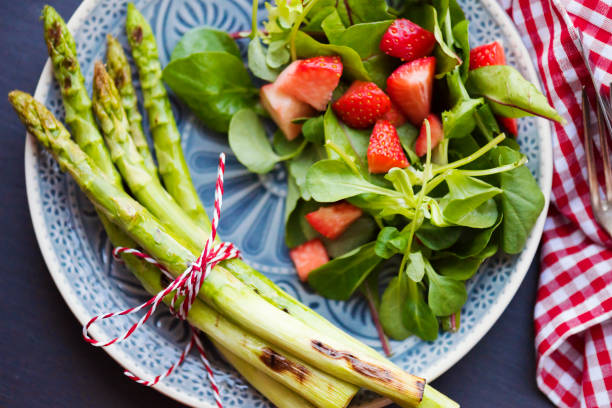grilled asparagus with strawberries - green asparagus imagens e fotografias de stock