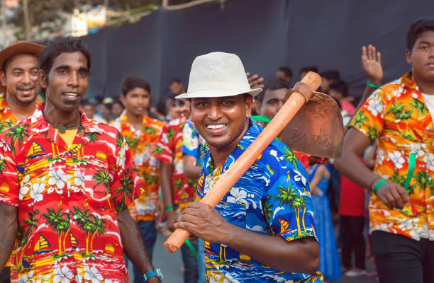 gente feliz con herramientas agrícolas tradicionales bailes en el tradicional carnaval de goa - panjim fotografías e imágenes de stock