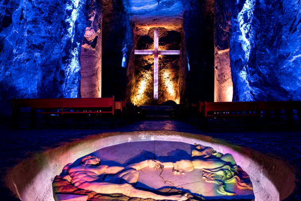 salão principal da catedral de sal subterrâneo - zipaquira, colômbia - nave - fotografias e filmes do acervo