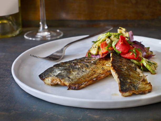 plato de pescado - prepared fish cooked dinner mackerel fotografías e imágenes de stock