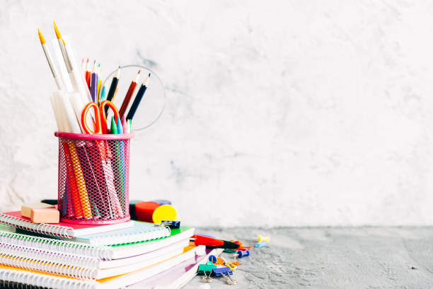 école et fournitures de bureau. papeterie sur fond blanc. - stationary photos et images de collection