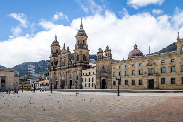 plaza de bolívar y catedral - bogotá, colombia - architectural feature architecture cathedral catholicism fotografías e imágenes de stock