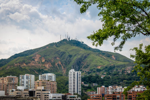 cerro de tres cruces (cerro de las tres cruces) y vista de la ciudad de cali - cali, colombia - valle del cauca fotografías e imágenes de stock