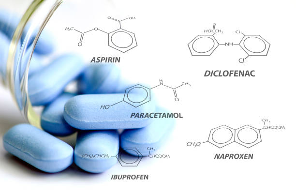 blaue kaplets und etwas schmerzlindernde chemische struktur auf weißem hintergrund. - ibuprofen stock-fotos und bilder