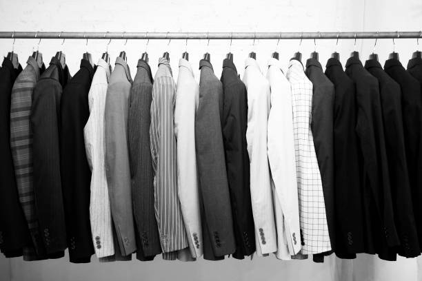 정장 자 켓 매달려 걸이, 흑인과 백인에 쌓인 - shirt dry cleaned button down shirt hanger 뉴스 사진 이미지