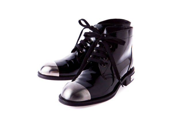 черный модный ботинок с металлической головой на фоне - platform rocker стоковые фото и изображения