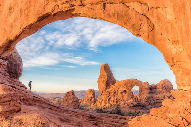 窓を歩く - arches national park 写真 ストックフォトと画像