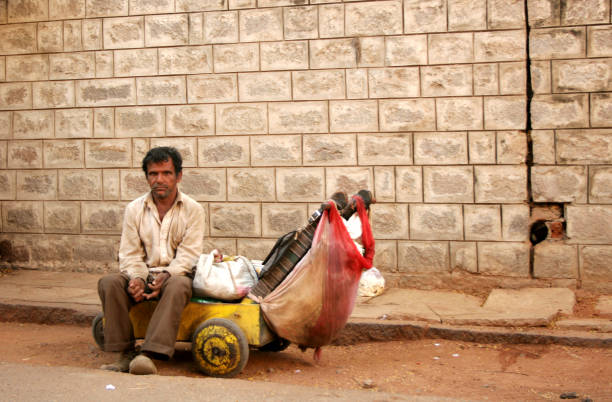 homme indien de pauvre et des malade atteints de lèpre mendier ou demander de l’aide sur la route - senseless photos et images de collection