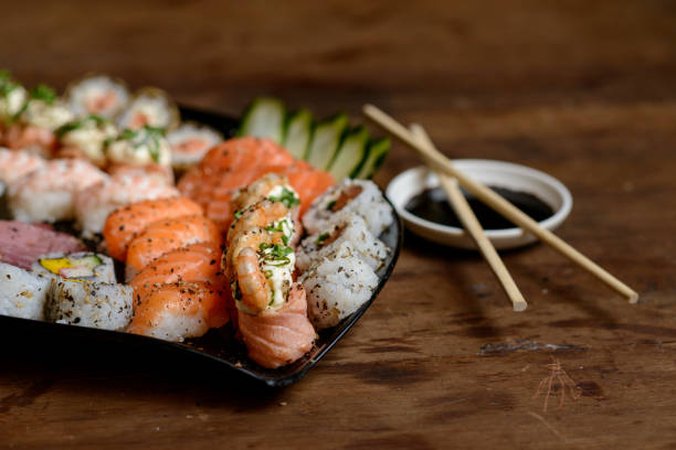 navio de frutos do mar sushi sashimi barco - sushi chopsticks sushi bar food - fotografias e filmes do acervo