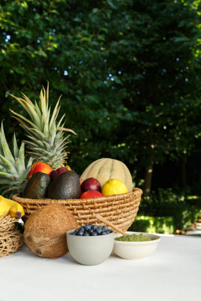 fresh produce - avocado australia crop farm imagens e fotografias de stock