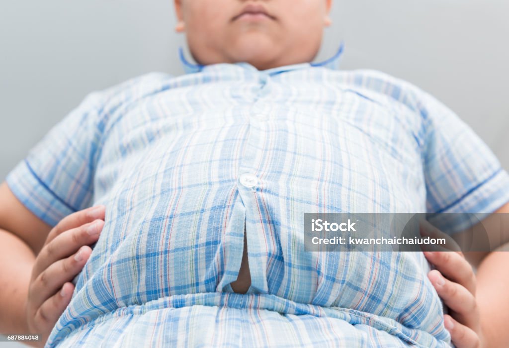 Fettleibige fette Junge übergewichtig. Enges Hemd aus Pyjamas - Lizenzfrei Kind Stock-Foto