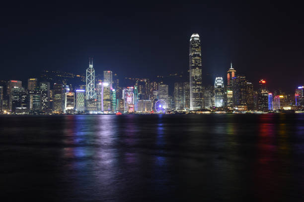 edifícios do centro da cidade de hong kong à noite - hong shopping night skyline - fotografias e filmes do acervo